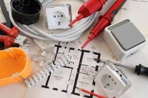 Lose Steckdosen und Lichtschalter mit Kabeln und Werkzeug